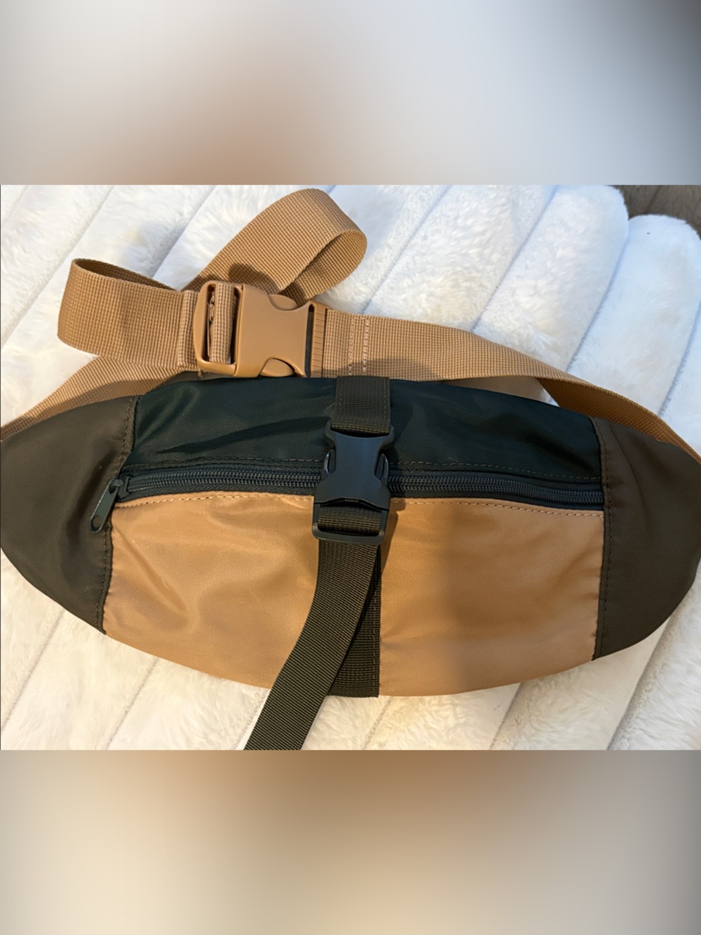 Like New GAP Two-Tone Hunter Green and Tan Belt Bag